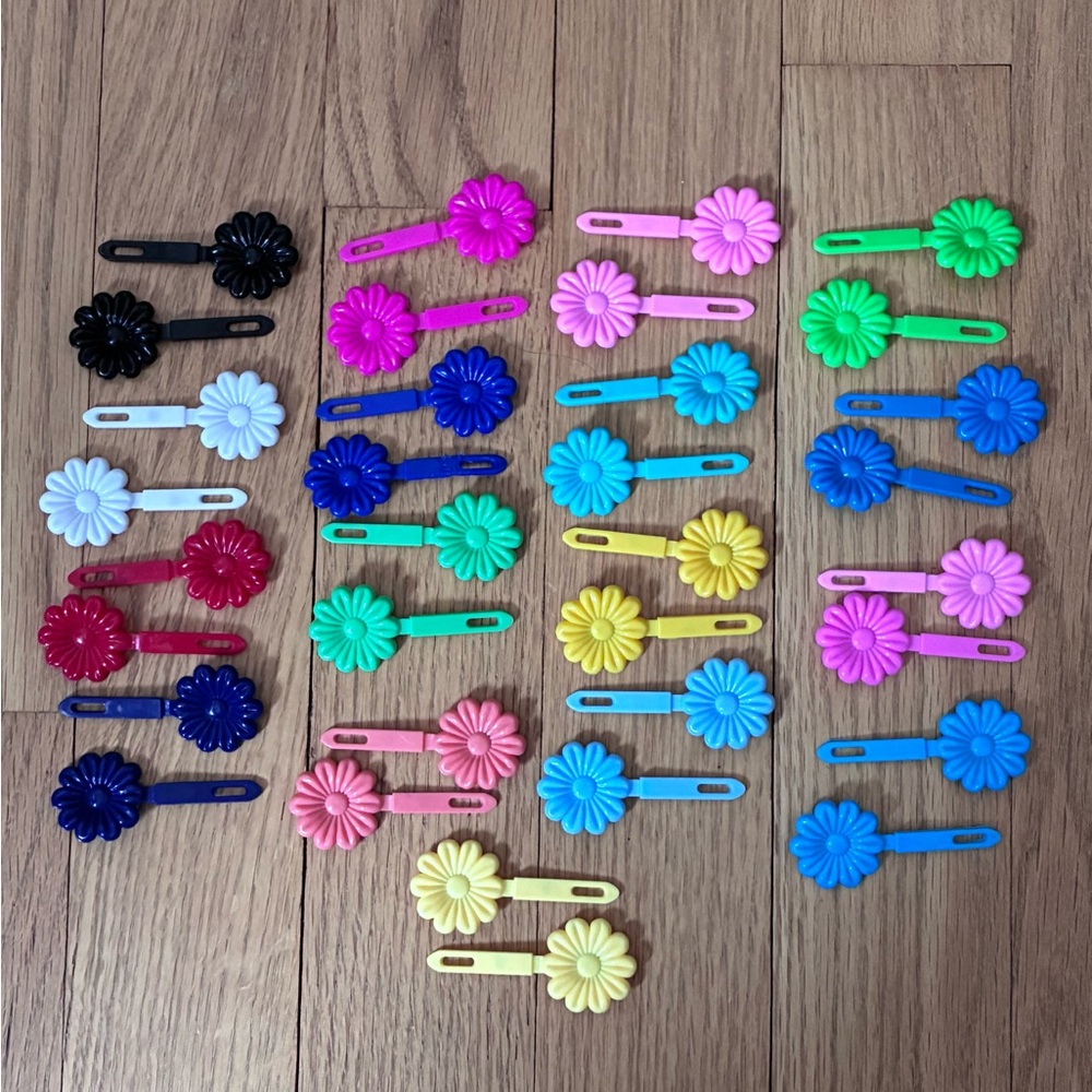 Plastic retro hair barrettes. Set of 34 Snap Close Daisy hair clips. Opaque - Picture 2 of 11
